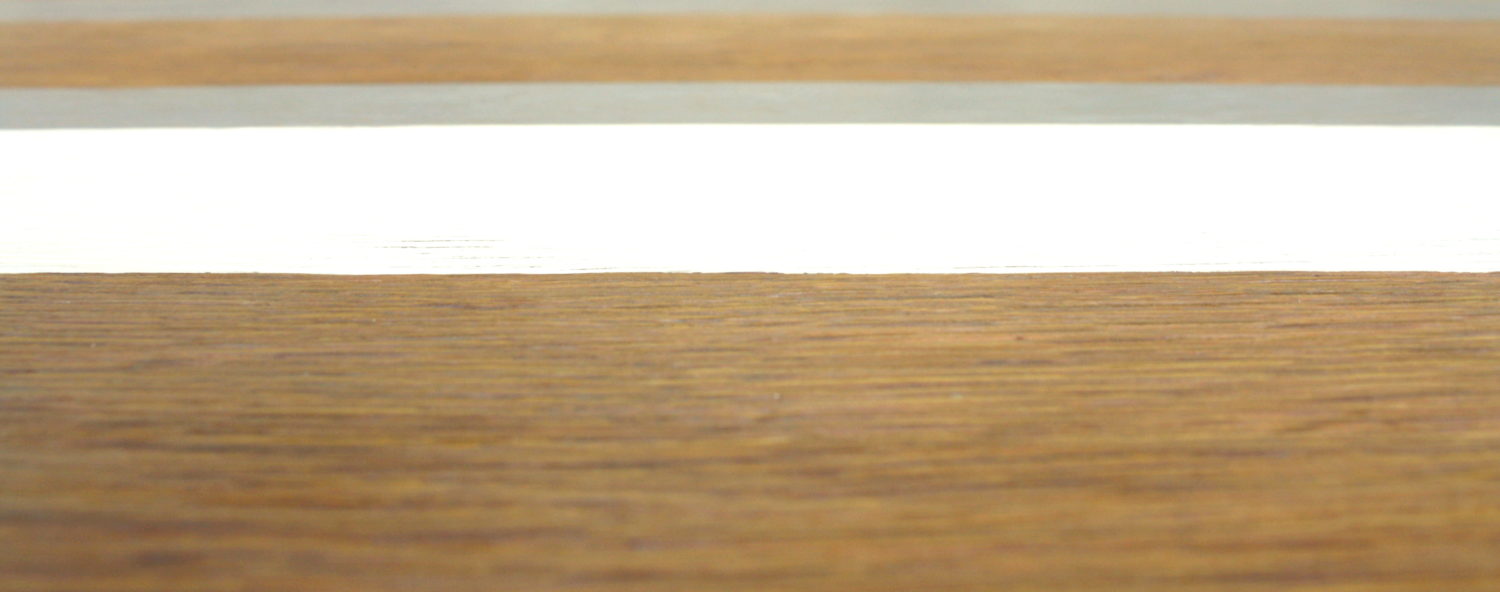 Table d'appoint rectangle aérogommée. Focus sur l'aérogommage et les rayures de peinture dessinées sur la table.
