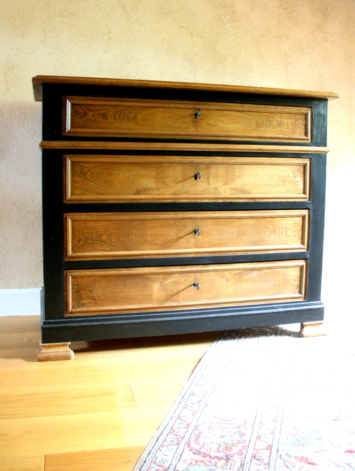 Commode 3 tiroirs en noyer relookée couleur bois et structure peinte en noir. Vue de face