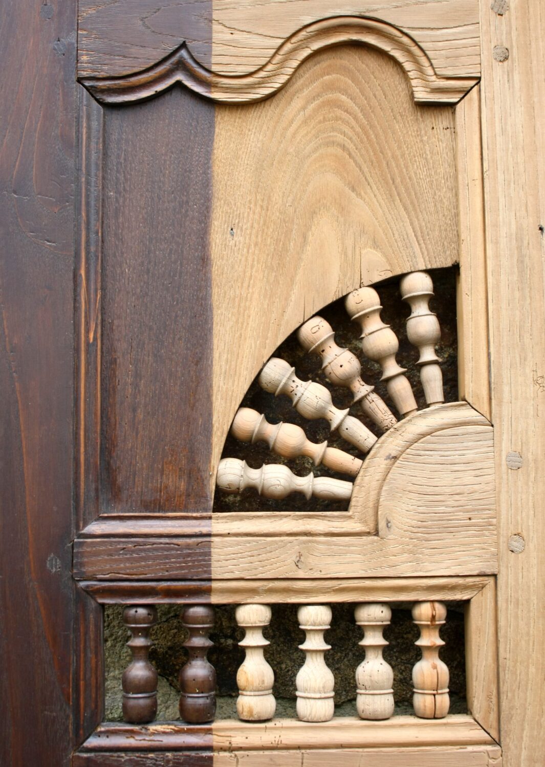 Avant/après décapage par aérogommage d'une porte de lit clos en châtaignier. Détail, gros plan sur les moulures et le tournage du bois